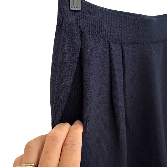 St John Basics Santana knit navy blue pants in size 2 excellent condition. . - Picture 6 of 11